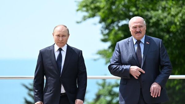 Rusiya prezidenti Vladimir Putin və Belarus prezidenti Aleksandr Lukaşenko (sağda) görüşüb - Sputnik Azərbaycan