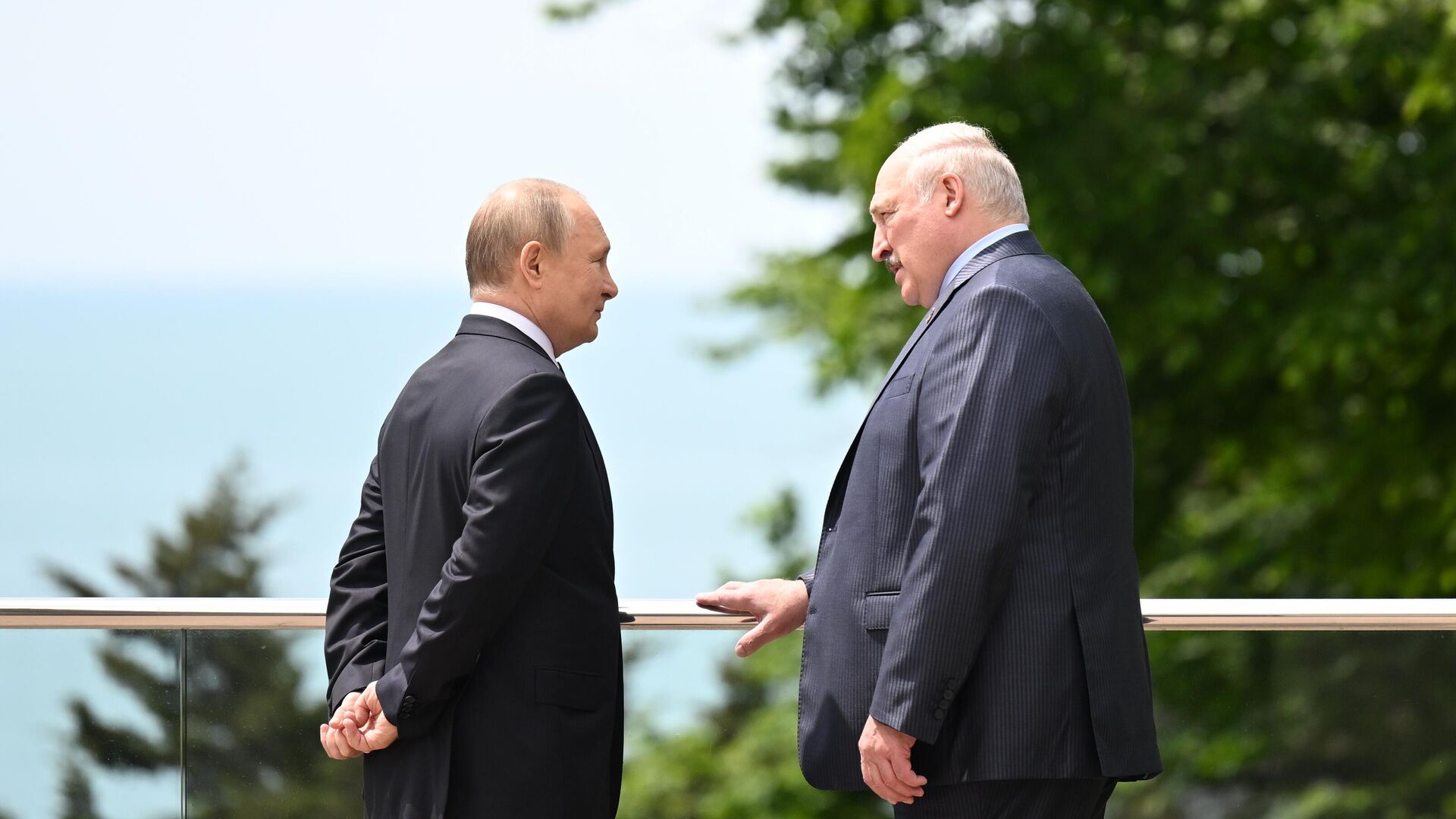 Rusiya prezidenti Vladimir Putin və Belarus prezidenti Aleksandr Lukaşenko (sağda) görüşüb - Sputnik Azərbaycan, 1920, 11.07.2022