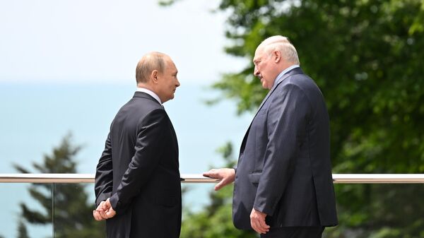 Rusiya prezidenti Vladimir Putin və Belarus prezidenti Aleksandr Lukaşenko (sağda)  - Sputnik Azərbaycan
