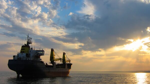 Сухогруз в море во время заката - Sputnik Азербайджан
