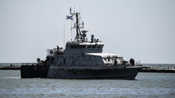 Российский военный катер в морском торговом порту в Мариуполе. - Sputnik Азербайджан