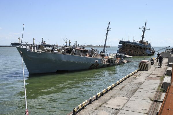 По данным Минобороны, минная опасность в акватории порта устранена, сейчас восстанавливается портовая инфраструктура. - Sputnik Азербайджан
