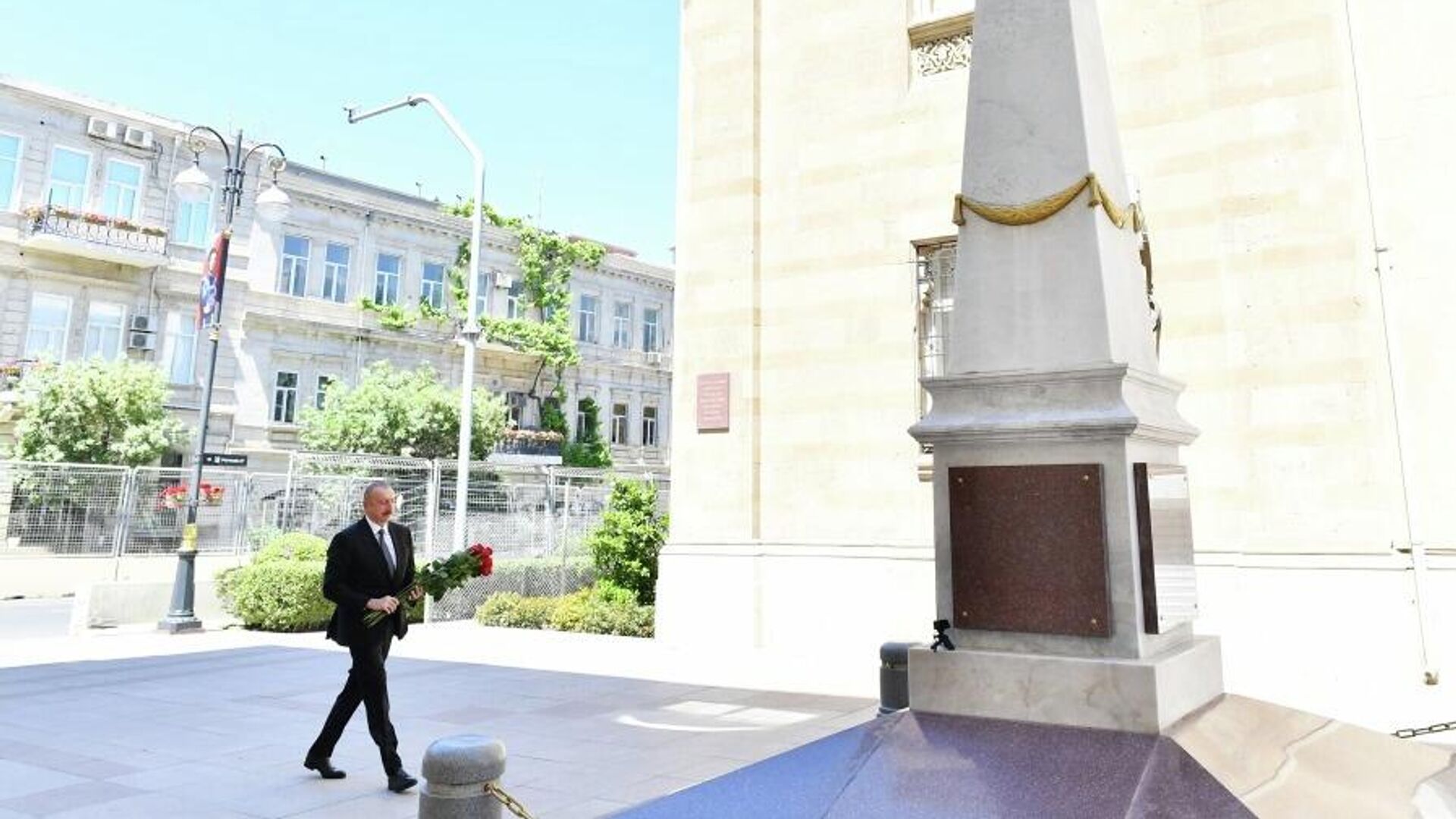 
Президент Ильхам Алиев посетил памятник, воздвигнутый в честь АДР в Баку - Sputnik Азербайджан, 1920, 28.05.2022