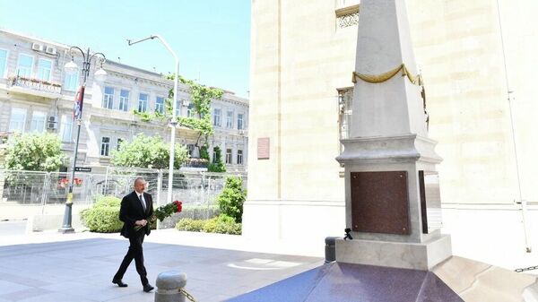 
Президент Ильхам Алиев посетил памятник, воздвигнутый в честь АДР в Баку - Sputnik Азербайджан
