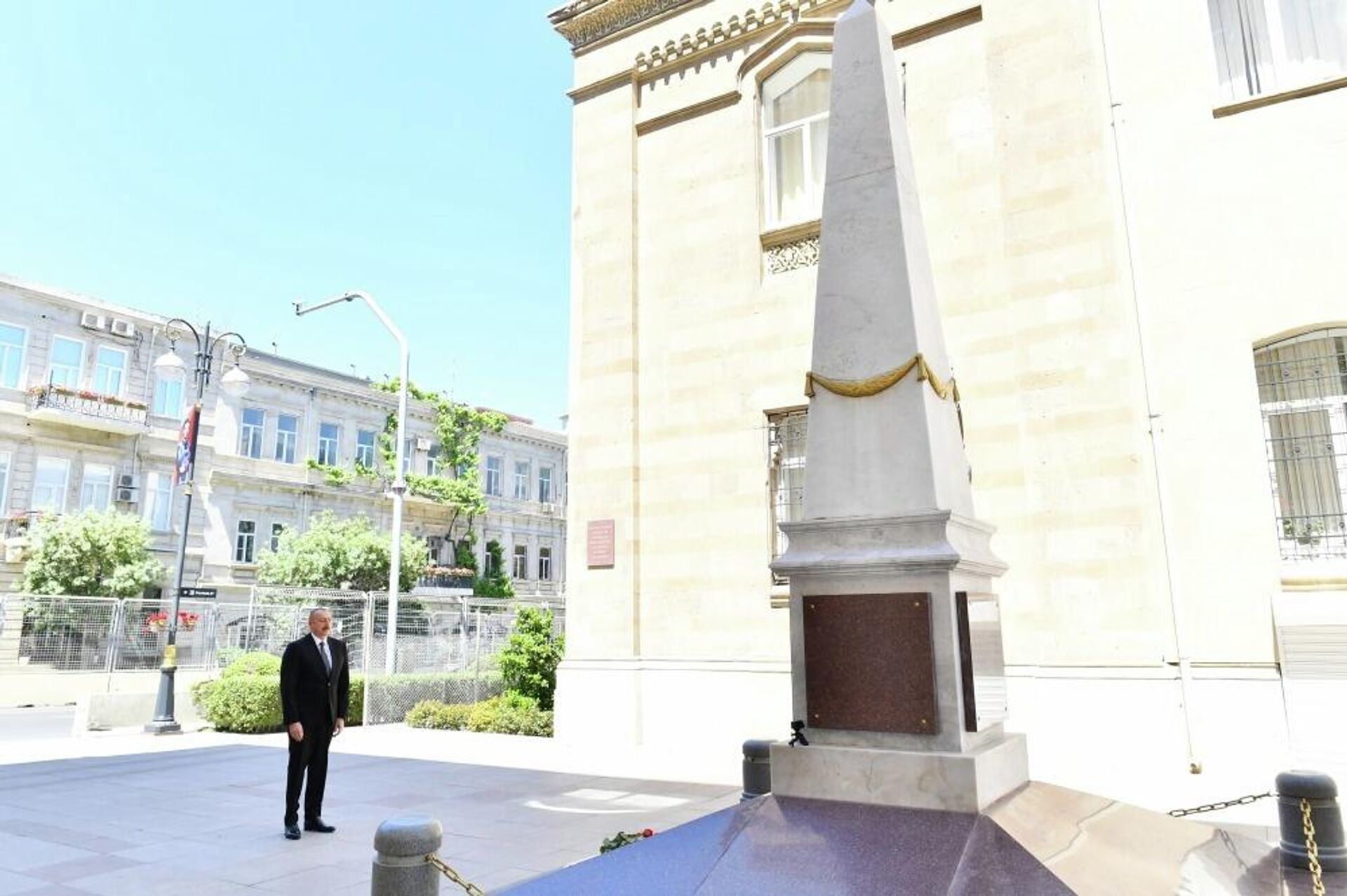 
Президент Ильхам Алиев посетил памятник, воздвигнутый в честь АДР в Баку - Sputnik Азербайджан, 1920, 28.05.2022
