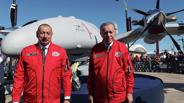 Ильхам Алиев и Эрдоган оставили подписи на турецком беспилотнике - Sputnik Azərbaycan