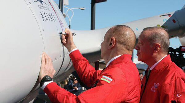 Ильхам Алиев и Эрдоган оставили подписи на турецком беспилотнике - Sputnik Азербайджан