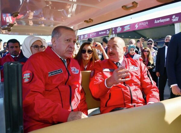 Ильхам Алиев и Реджеп Тайип Эрдоган ознакомились с павильонами в выставочной зоне на Бакинском бульваре. - Sputnik Азербайджан