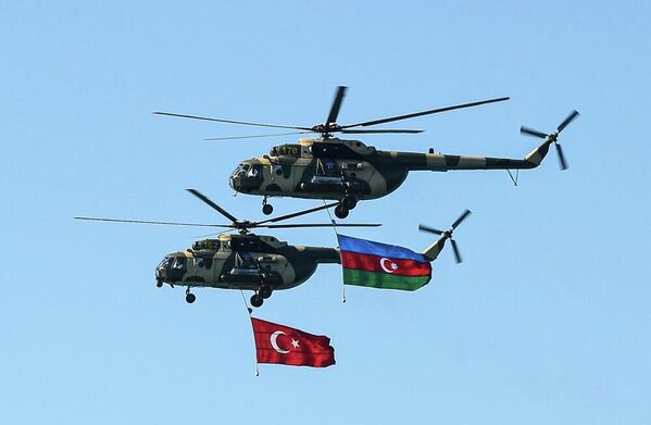 Вертолеты с флагами Азербайджана и Турции в небе над Баку. - Sputnik Азербайджан