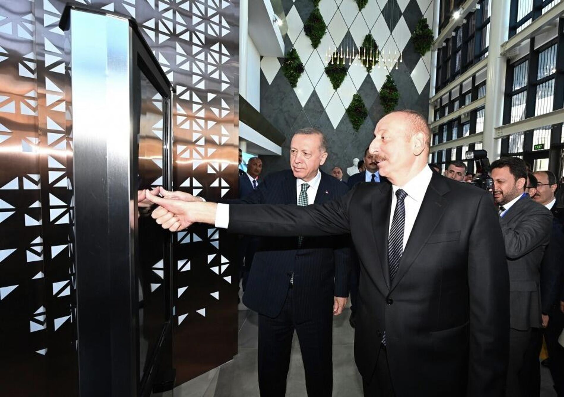 Ильхам Алиев и Реджеп Тайип Эрдоган приняли участие в открытии бакинского Центра Службы ASAN номер 7 и Центра Bilim Bakı - Sputnik Азербайджан, 1920, 28.05.2022