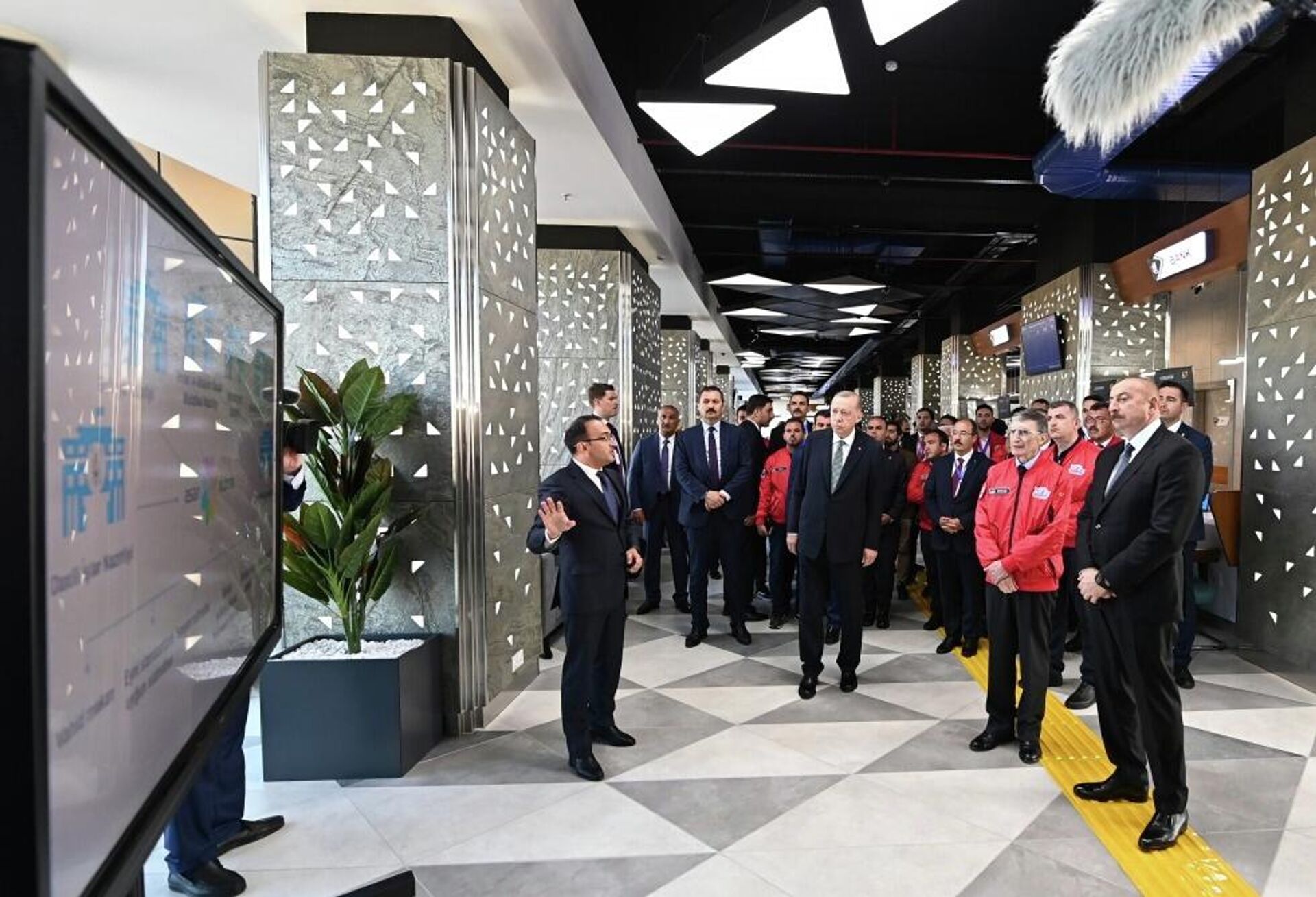 Ильхам Алиев и Реджеп Тайип Эрдоган приняли участие в открытии бакинского Центра Службы ASAN номер 7 и Центра Bilim Bakı - Sputnik Азербайджан, 1920, 28.05.2022