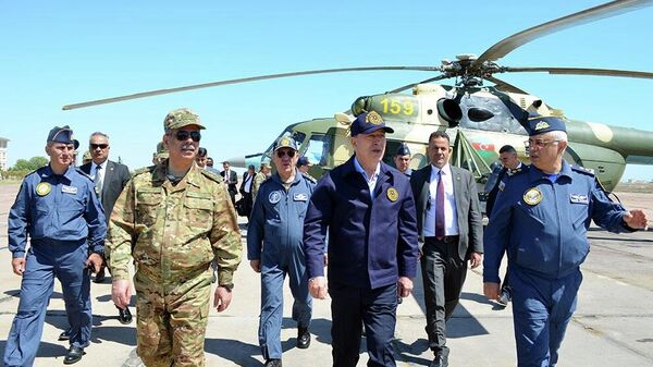 Участники делегации во главе с министром национальной обороны Турции Хулуси Акаром посетили несколько воинских частей - Sputnik Азербайджан