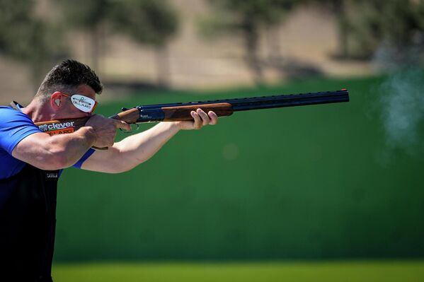 Участник этапа Кубка мира по пулевой и стендовой стрельбе, который проходит в Бакинском стрелковом центре - Sputnik Азербайджан