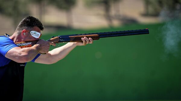 Участник этапа Кубка мира по пулевой и стендовой стрельбе, который проходит в Бакинском стрелковом центре - Sputnik Azərbaycan