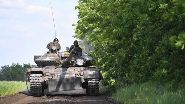 Военнослужащие на танке Т-80 у села Тошковка - Sputnik Азербайджан