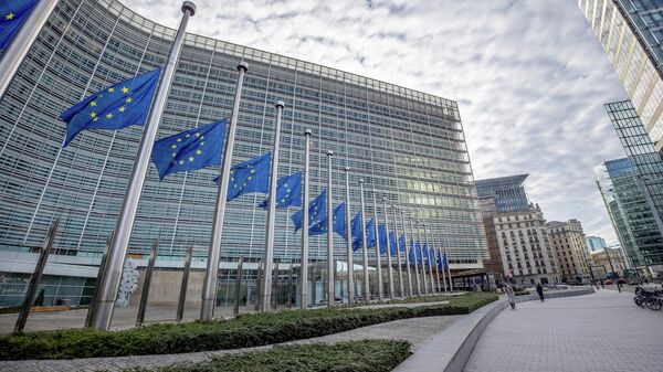 Флаги ЕС перед штаб-квартирой организации в Брюсселе, фото из архива - Sputnik Азербайджан
