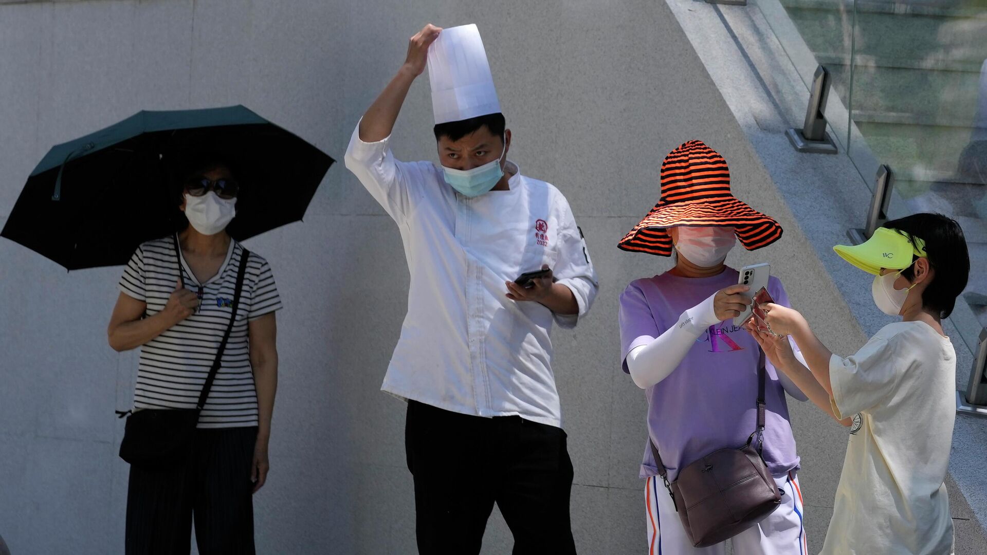 Жители в защитных масках в Пекине, Китай - Sputnik Azərbaycan, 1920, 18.07.2022