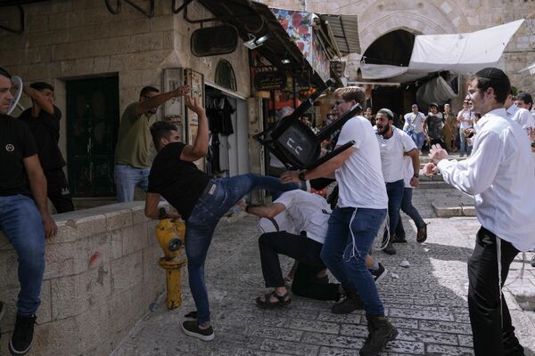 Столкновения палестинцев и еврейской молодежи в Старом городе Иерусалима. - Sputnik Азербайджан