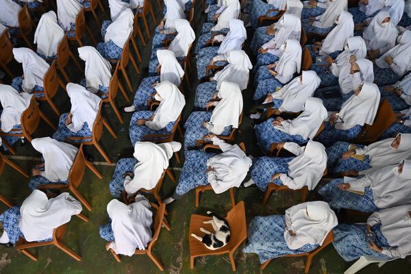 Студентки-мусульмане принимают участие в церемонии во время визита членов Ноттингемширского оркестра Королевских инженеров в мусульманскую школу-интернат в Джакарте. - Sputnik Азербайджан