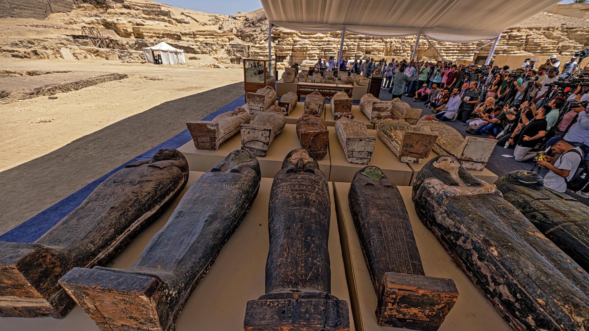 Саркофаги из крупнейшего тайника с мумиями и статуями, обнаруженного археологами на Бубастианском кладбище в некрополе Саккара, Египет - Sputnik Азербайджан, 1920, 24.09.2022