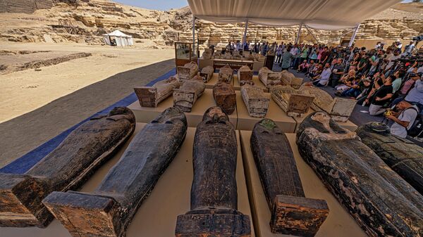 Саркофаги из крупнейшего тайника с мумиями и статуями, обнаруженного археологами на Бубастианском кладбище в некрополе Саккара, Египет - Sputnik Азербайджан