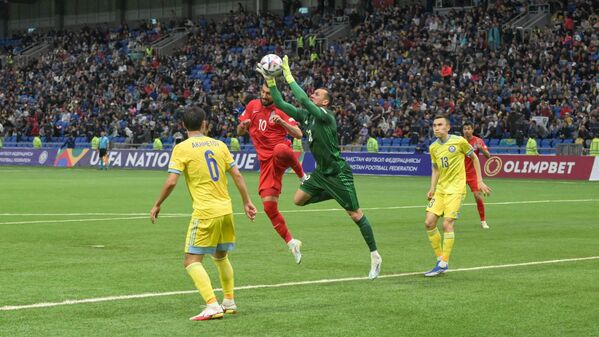 В первом тайме азербайджанские футболисты создали несколько опасных моментов у ворот соперника, но реализовать их не смогли. - Sputnik Азербайджан