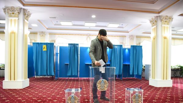 Мужчина во время голосования на республиканском референдуме по внесению изменений и дополнений в конституцию Казахстана на избирательном участке в Нур-Султане - Sputnik Азербайджан