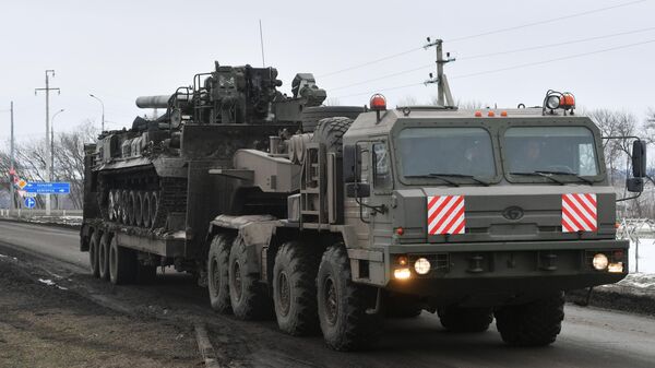 203-мм самоходная пушка Пион в колонне военной техники РФ на шоссе возле границы с Украиной в Белгородской области - Sputnik Азербайджан