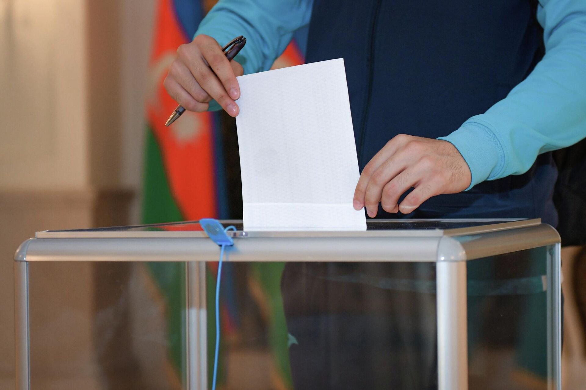 Люди голосуют на республиканском референдуме по внесению изменений и дополнений в конституцию Казахстана в Баку - Sputnik Азербайджан, 1920, 16.12.2023