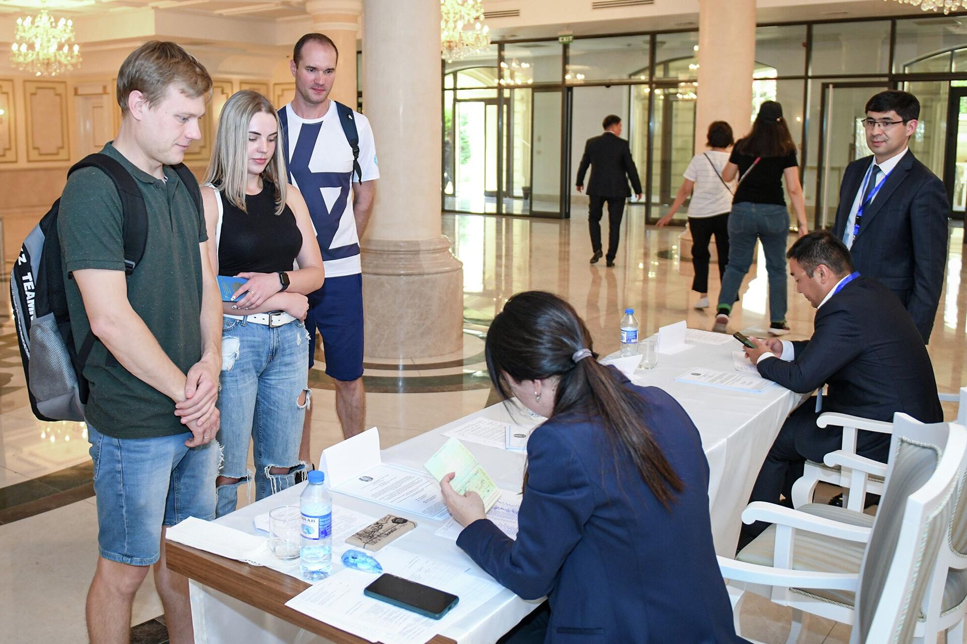 Люди голосуют на республиканском референдуме по внесению изменений и дополнений в конституцию Казахстана в Баку - Sputnik Azərbaycan, 1920, 05.06.2022