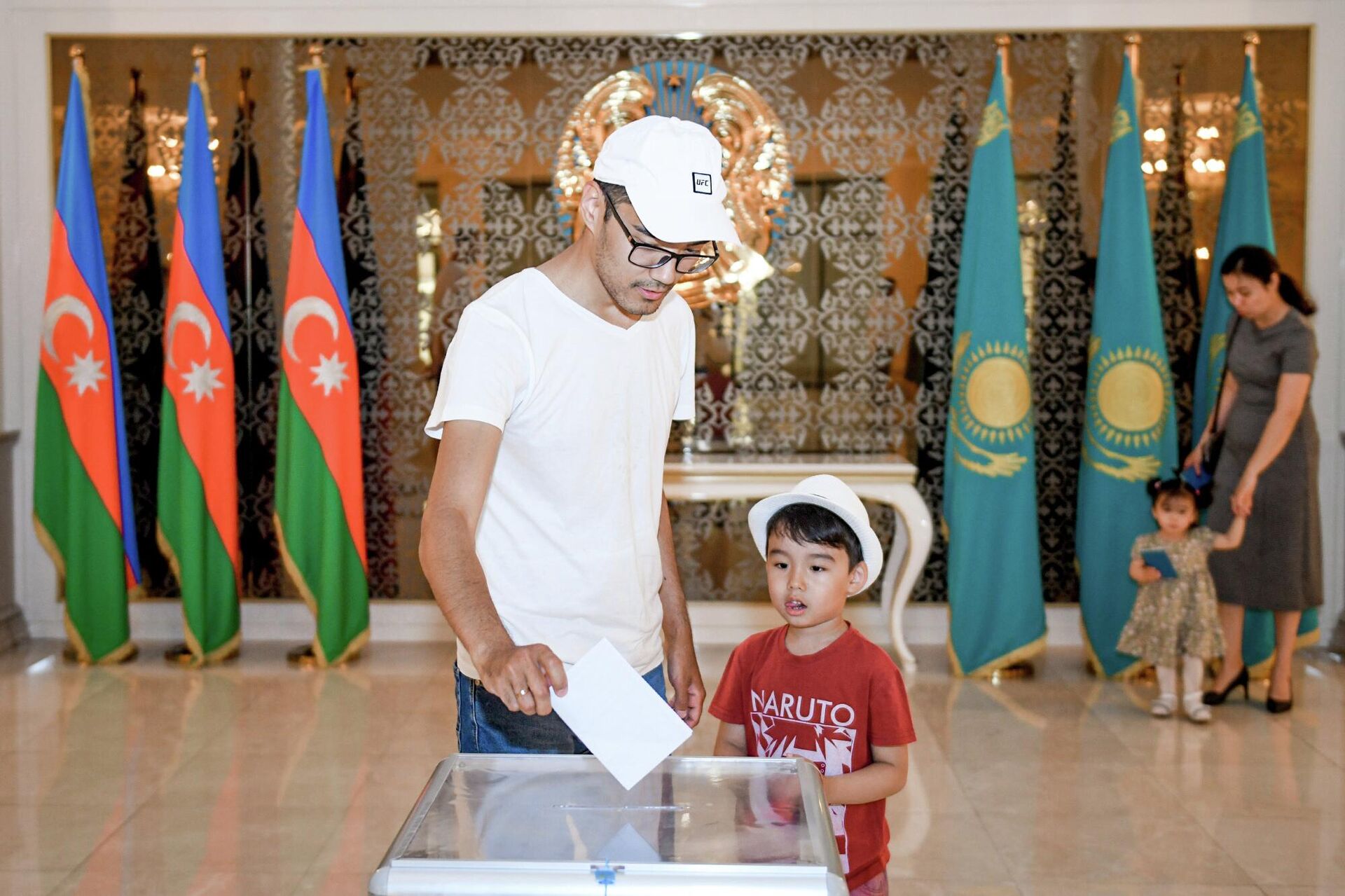 Люди голосуют на республиканском референдуме по внесению изменений и дополнений в конституцию Казахстана в Баку - Sputnik Азербайджан, 1920, 05.06.2022