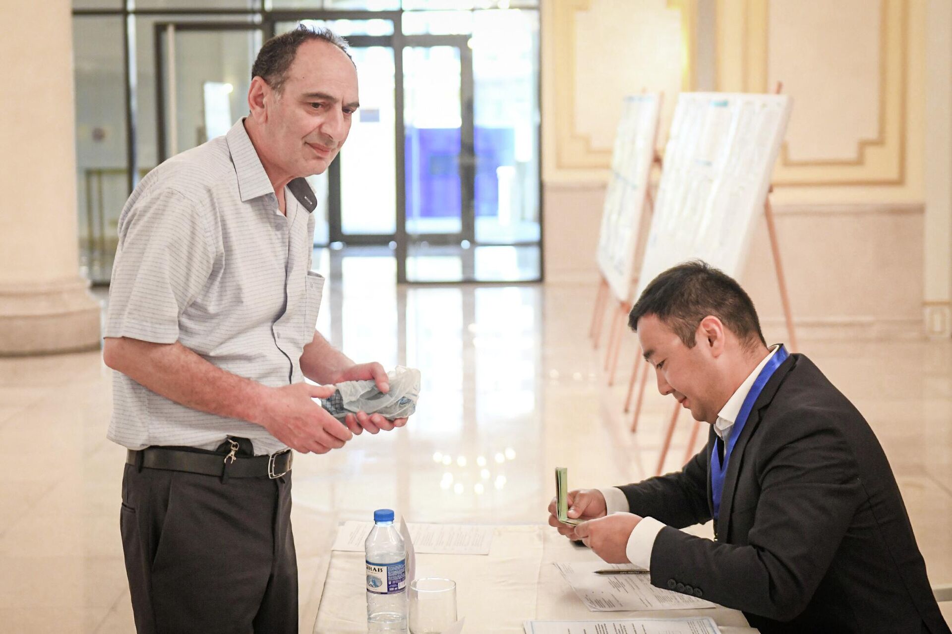 Люди голосуют на республиканском референдуме по внесению изменений и дополнений в конституцию Казахстана в Баку - Sputnik Азербайджан, 1920, 05.06.2022
