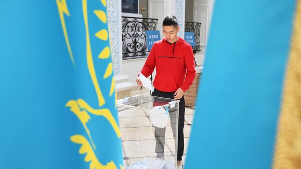 Молодой человек голосует на республиканском референдуме по внесению изменений и дополнений в конституцию Казахстана - Sputnik Азербайджан
