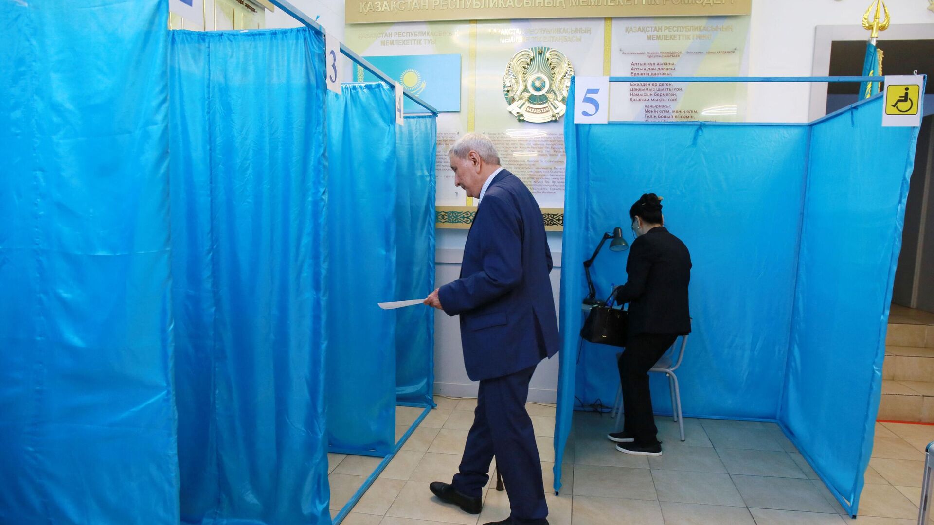Люди голосуют на республиканском референдуме по внесению изменений и дополнений в конституцию Казахстана в Баку - Sputnik Azərbaycan, 1920, 20.11.2022