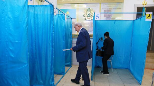 Люди голосуют на республиканском референдуме по внесению изменений и дополнений в конституцию Казахстана в Баку - Sputnik Азербайджан