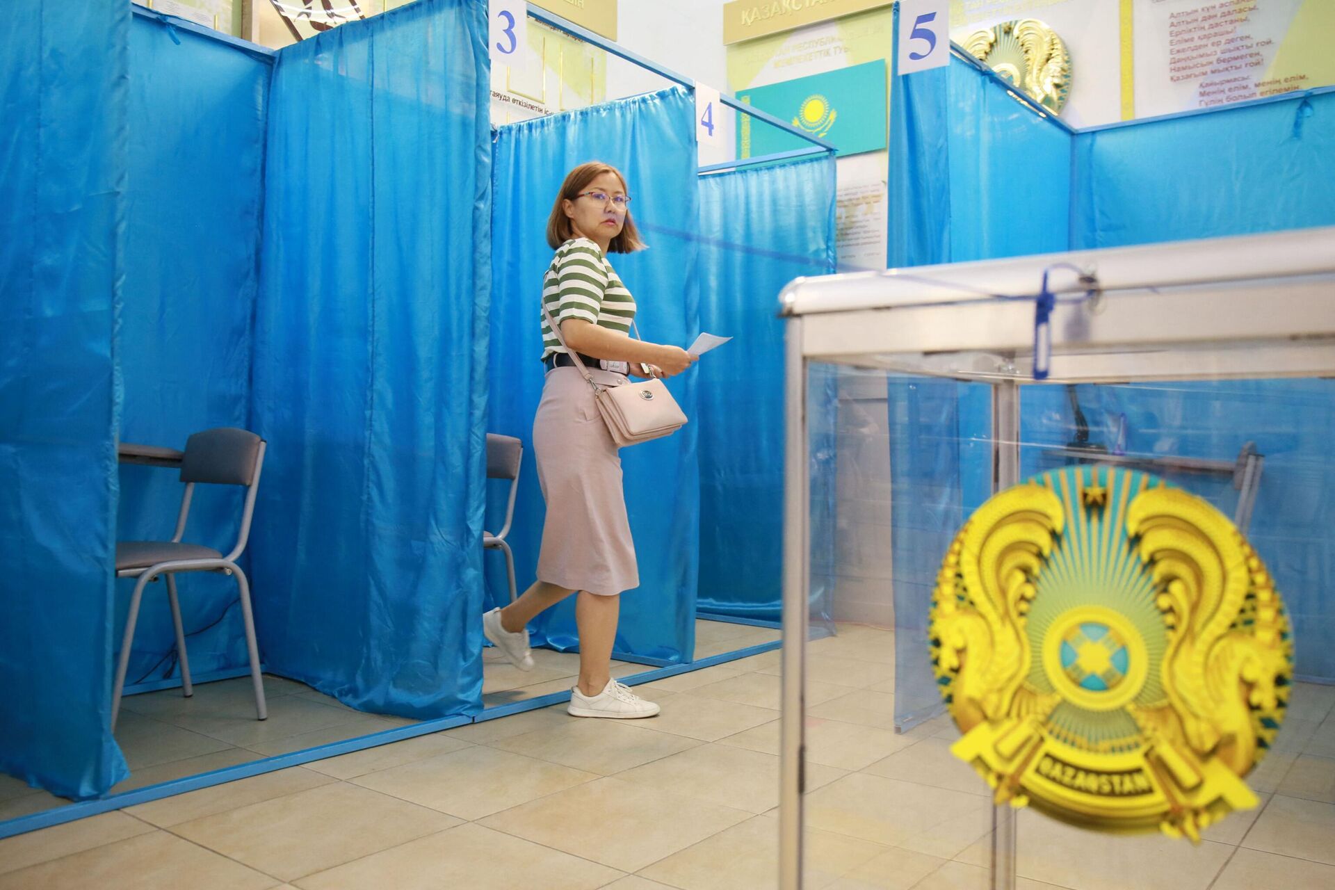 Люди голосуют на республиканском референдуме по внесению изменений и дополнений в конституцию Казахстана - Sputnik Азербайджан, 1920, 05.06.2022