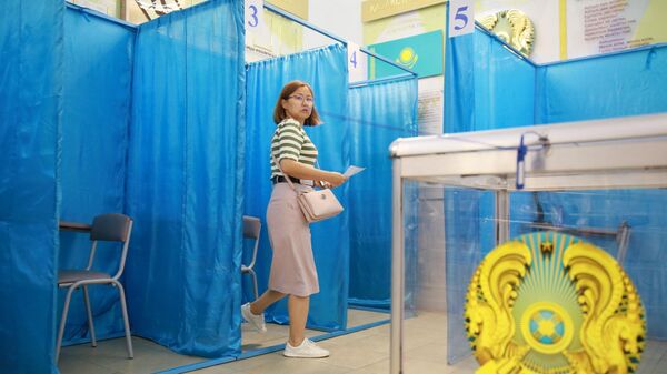 Люди голосуют на республиканском референдуме по внесению изменений и дополнений в конституцию Казахстана - Sputnik Азербайджан
