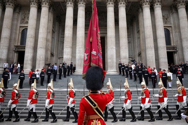 Дворцовая кавалерия во время Национальной службы благодарения за правление королевы в соборе Святого Павла в Лондоне. - Sputnik Азербайджан