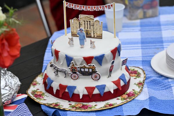 Торт с украшениями, изображающими британскую королеву Елизавету II. - Sputnik Азербайджан