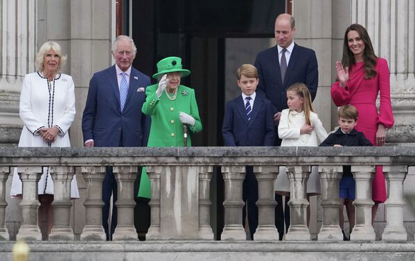 Самым важным стал парад Trooping the Colour, за которым королевская семья наблюдала с балкона Букингемского дворца. Слева направо: Камилла, герцогиня Корнуольская, принц Чарльз, королева Елизавета II, принц Джордж, принц Уильям, принцесса Шарлотта, принц Луи и Кейт, герцогиня Кембриджская. - Sputnik Азербайджан