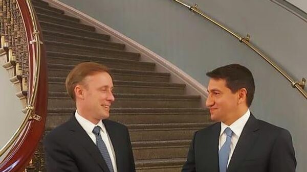 Помощник Президента Азербайджана Хикмет Гаджиев встретился в Вашингтоне с советником Президента США по вопросам безопасности Джейком Салливаном - Sputnik Azərbaycan
