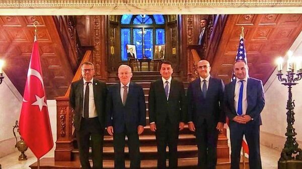 Помощник Президента Азербайджана Хикмет Гаджиев встретился в США с послом Турции в Вашингтоне Гасаном Муратом Мерджаном - Sputnik Азербайджан