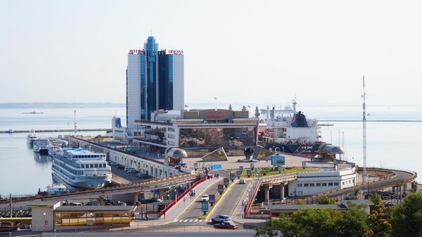 Вид на порт с морского вокзала в Одессе - Sputnik Азербайджан