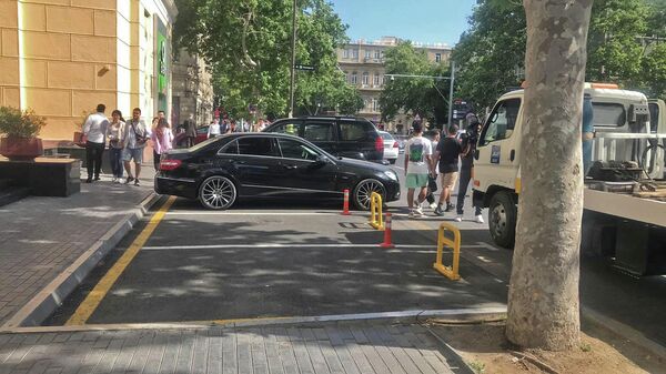 Незаконная парковка на проспекте Бюльбюля 18-30 - Sputnik Азербайджан