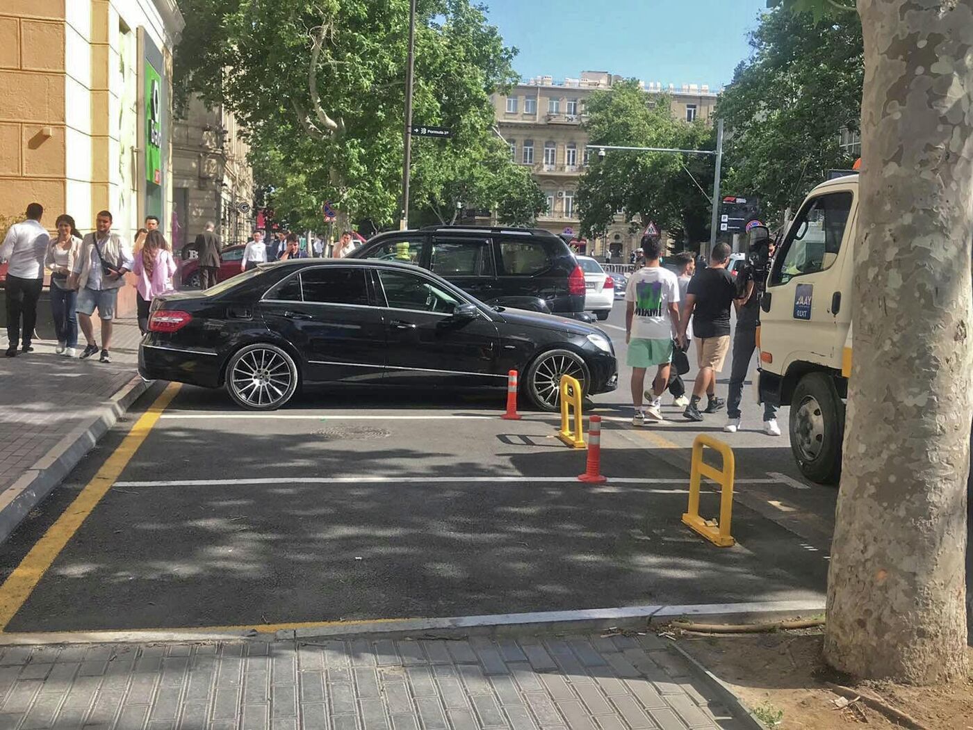 Незаконная автостоянка в центре Баку демонтирована после реакции главы  государства - 07.06.2022, Sputnik Азербайджан