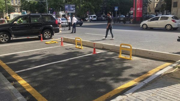 Bakı şəhəri, Nəsimi rayonu, Bülbül prospekti 18-30 ünvanında yaradılan qanunsuz parklanma yeri - Sputnik Азербайджан
