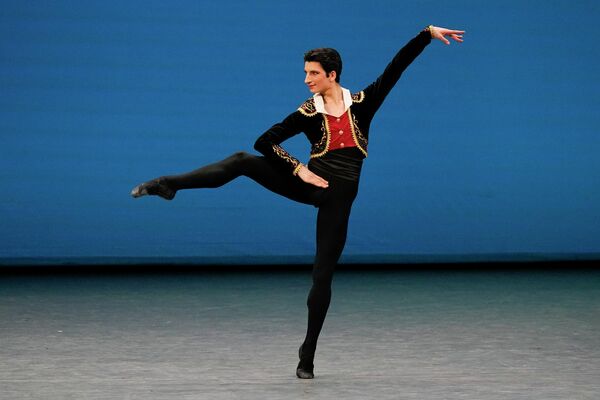 Алессандро Каггеджи из Великобритании выступает на XIV Международном конкурсе артистов балета на Новой сцене Большого театра в Москве, Россия. - Sputnik Азербайджан