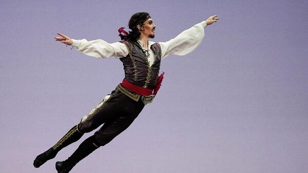 Марчелло Пелиццони из Италии выступает на XIV Международном конкурсе артистов балета на Новой сцене Большого театра в Москве, Россия - Sputnik Азербайджан