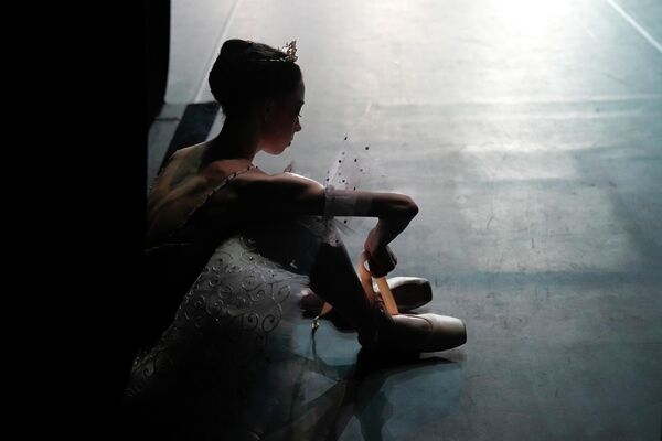 Участница XIV Международного конкурса артистов балета готовится за кулисами перед выступлением на Новой сцене Большого театра в Москве, Россия. - Sputnik Азербайджан