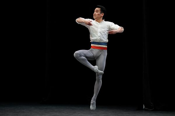 Томоха Тэрада из Японии выступает на XIV Международном конкурсе артистов балета на Новой сцене Большого театра в Москве, Россия. - Sputnik Азербайджан